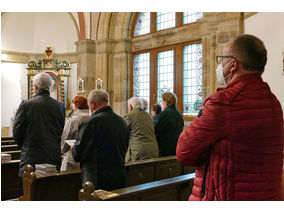 Bittprozession an der Weingartenkapelle (Foto: Karl-Franz Thiede)